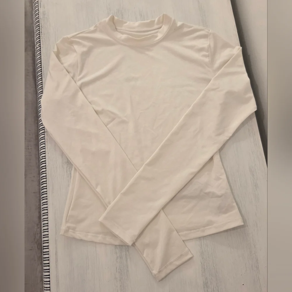 SKIMS!! Long Sleeve Swim Cover-up Cropped Top In 